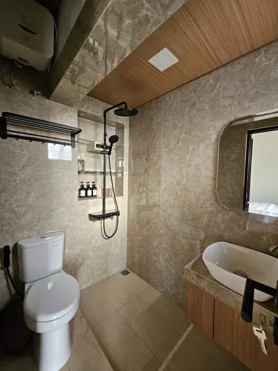 Kamar mandi dengan shower, bathtub, dan dinding bermotif marmer